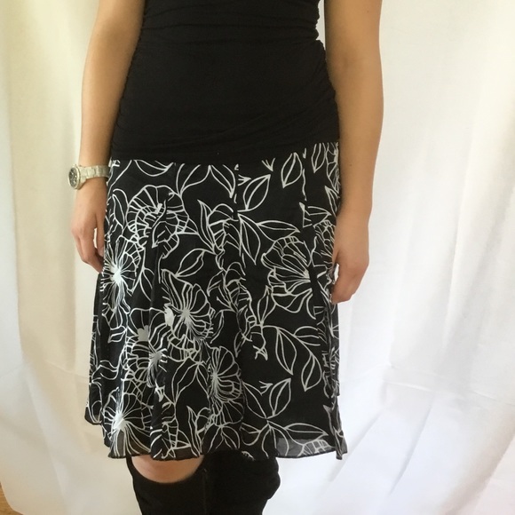 Apt 9 Black & White Floral Skirt Size 6 - Picture 3 of 7